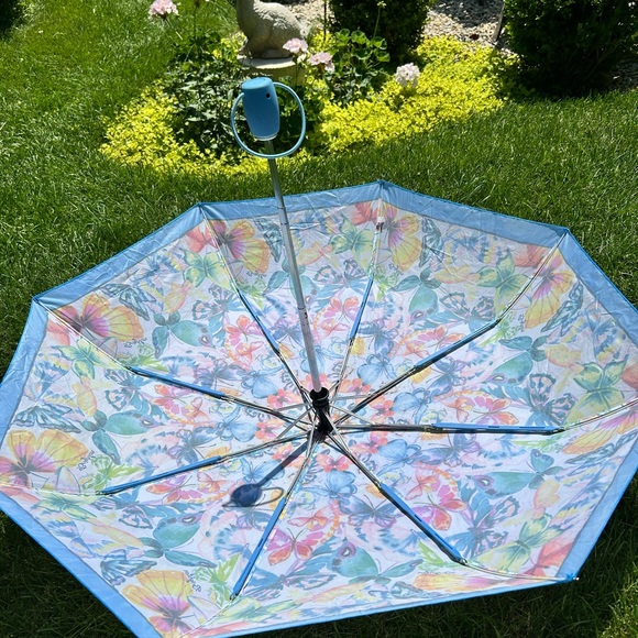 ***SOLD***
Brighton Umbrella- Rare, Excellent Condition 🦋 - Picture 7 of 8